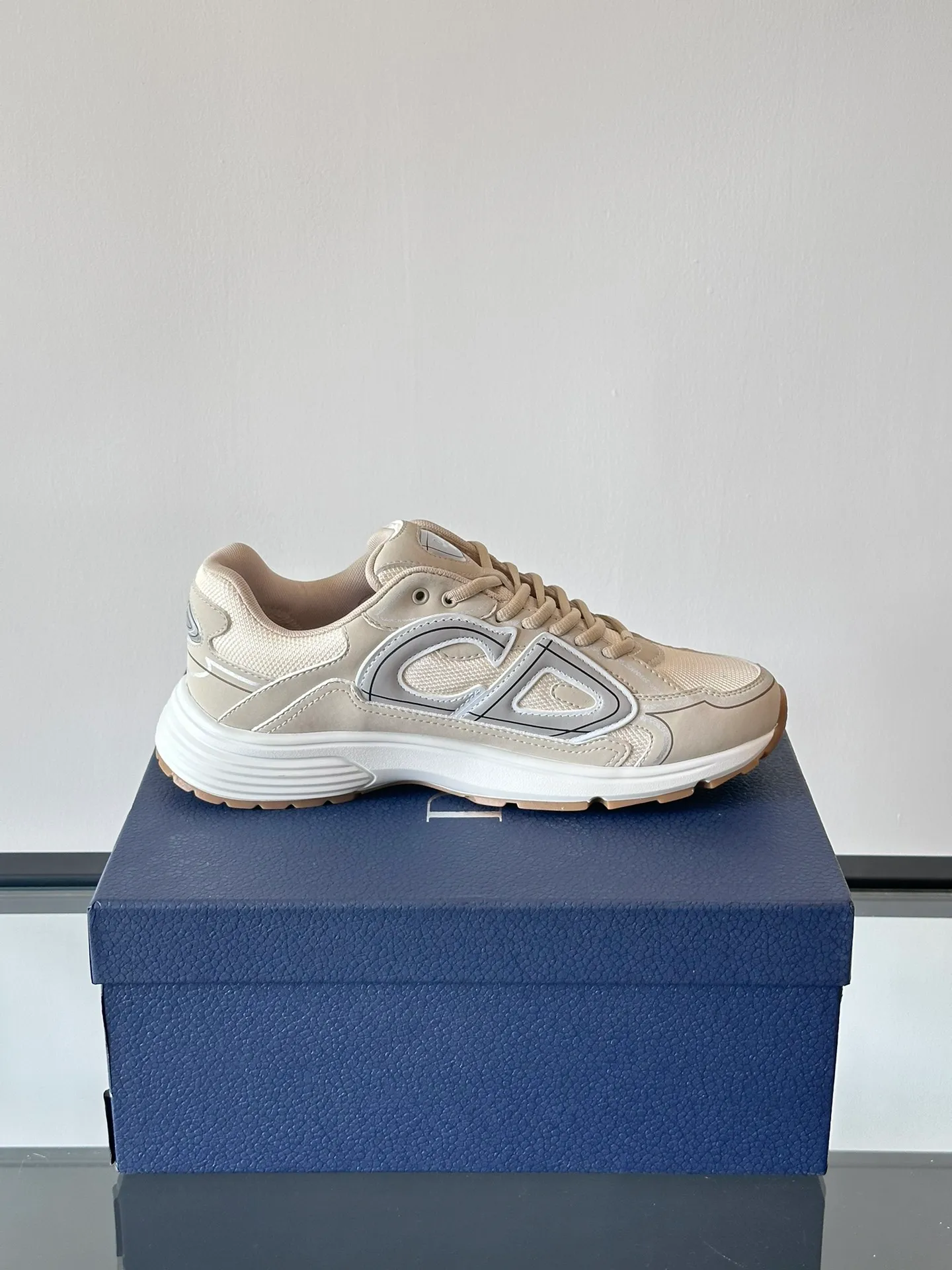p400《Dio*》Dior B30 series sports shoes, multi-color mesh fabric and multi-color technical fabrics, this season's new B30 low-top sports shoes are one of the flagship styles of the series. Crafted from multicolor mesh and technical fabrics, it's finished with a reflective "CD30" graphic and silver-toned "DIOR B30" and "CD30" logos on the heel and tongue. An extra-light, sculpted rubber sole with signature accents adds style, while internal stretch details create ideal comfort. It can be matched with various casual styles to show a fashionable and modern sports style. Size: 38-44 (45-46 customized)
